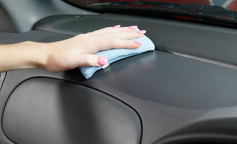 cara membersihkan dashboard mobil