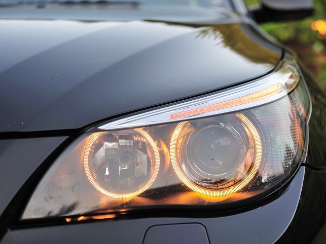 cara membersihkan lampu mobil