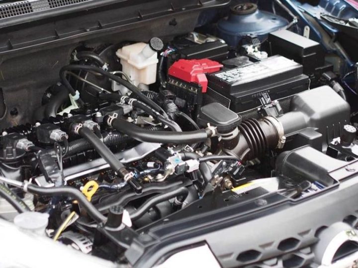cara membersihkan mesin mobil