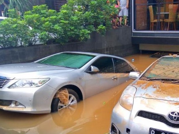 mobil bekas banjir