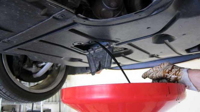 cara mengganti oli persneling mobil