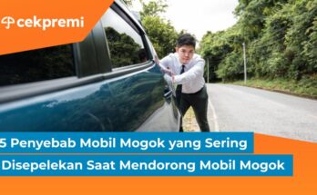 mendorong mobil mogok