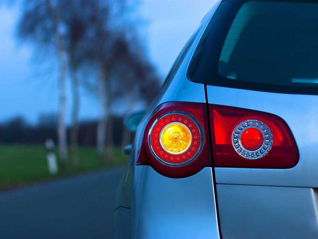 Kenali Penyebab dan Cara Memperbaiki Lampu Sein Mobil Mati