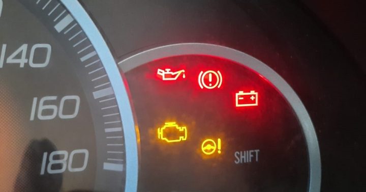 cara mengatasi lampu indikator mobil menyala terus