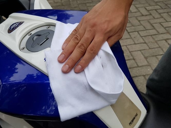 cara menghilangkan baret di motor
