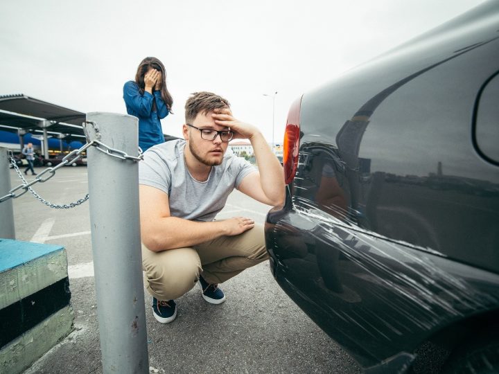 memperbaiki mobil penyok