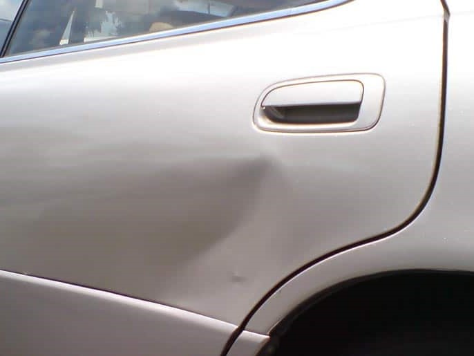 memperbaiki pintu mobil penyok
