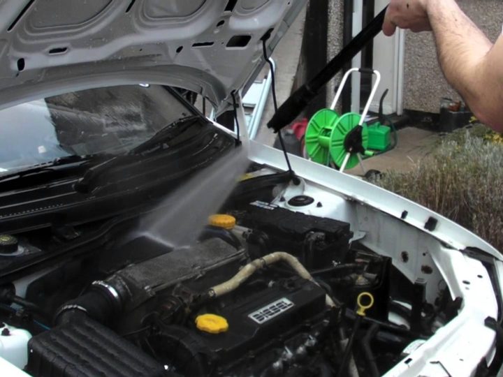 mesin mobil kotor