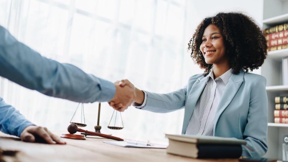 Hukum Asuransi di Indonesia: Ketentuan, Tujuan, dan Jenis 4 hukum asuransi
