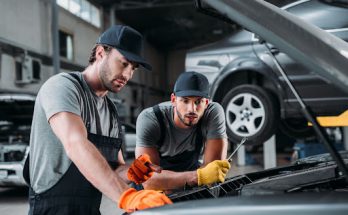 montir memeriksa mesin mobil