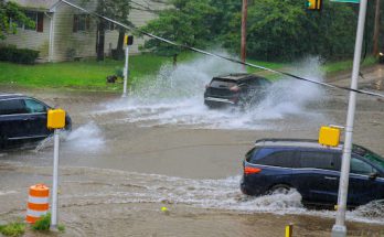 Mobil menerjang banjir