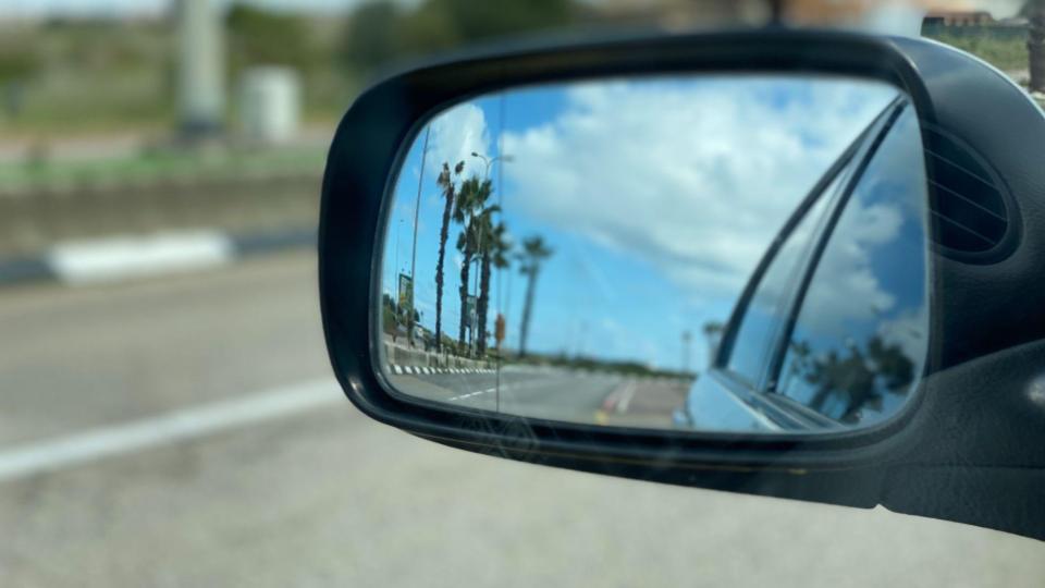 cermin cekung spion mobil