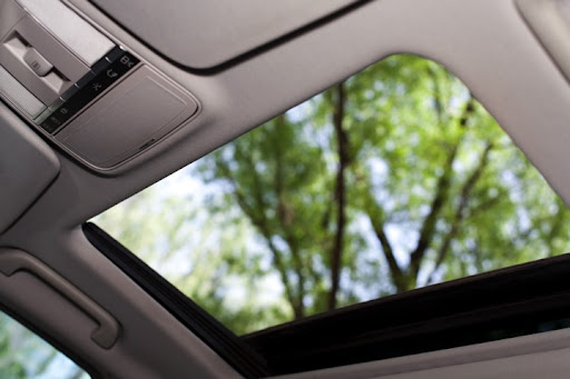 Perbedaan Sunroof, Moonroof dan Panoramic pada Mobil