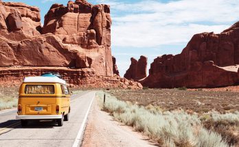 lagu yang cocok untuk video traveling