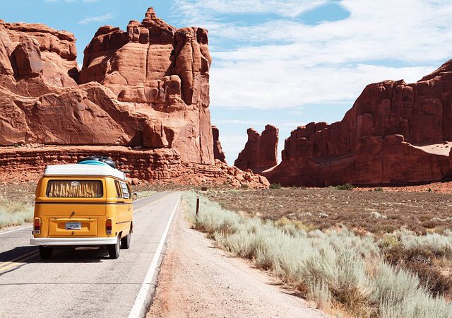 lagu yang cocok untuk video traveling