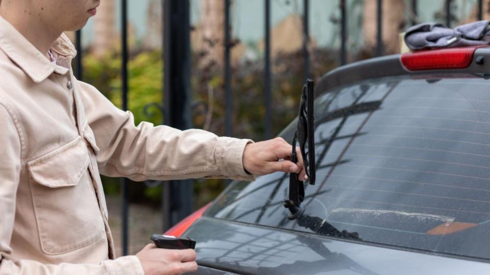 Lakukan 9 Hal Saat akan Mengecek Mobil Sebelum Perjalanan 2 mengecek mobil - wiper